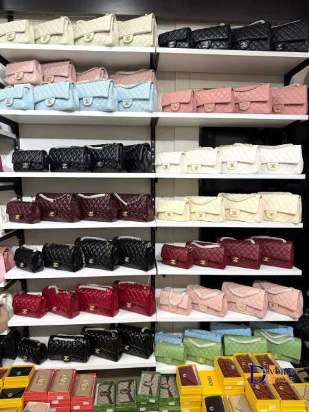 حقائب ماركات بسعر العرض