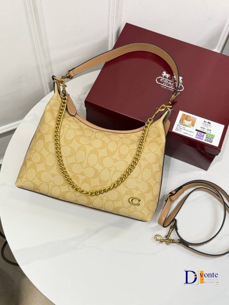 حقيبة كوتش بلون بيج